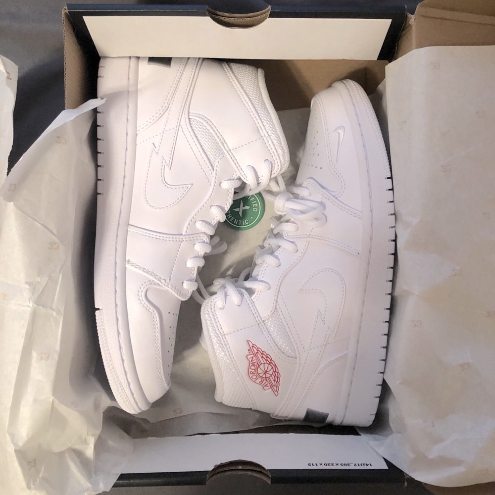 White Jordan 1s